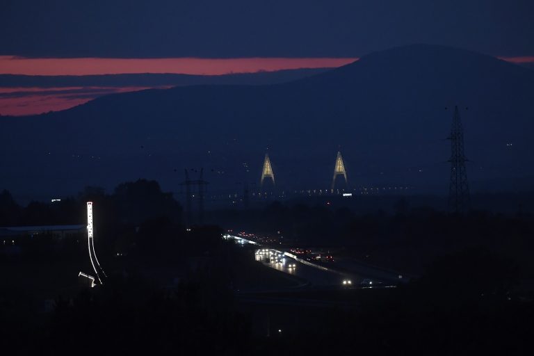 Betonelemnek ütközött Gödöllőnél egy autós, 10 kilométeres dugó alakult ki