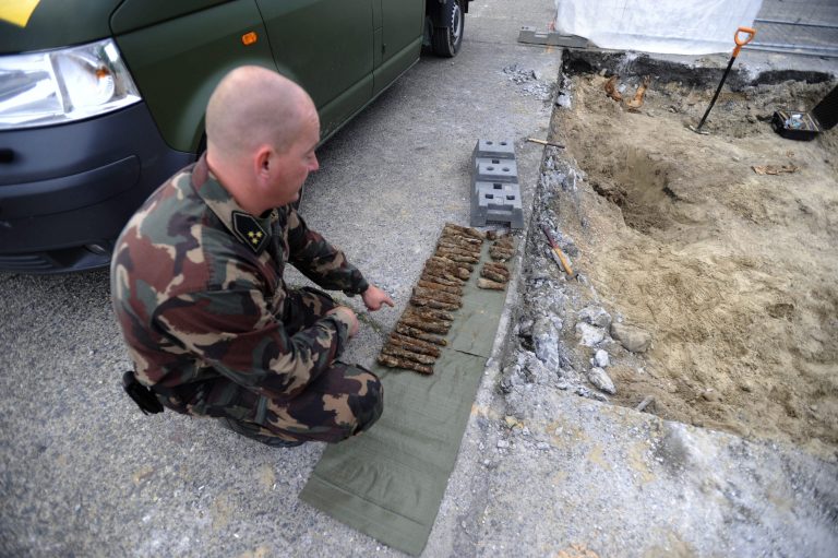 Elszállították megsemmisítésre a Hajdúszoboszlón talált világháborús kézigránátot