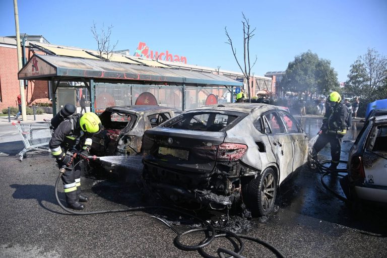 Több autó is kigyulladt Soroksáron egy parkolóban (videóval)