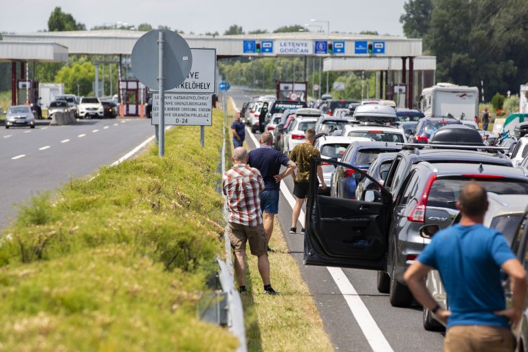 Több helyen van torlódás országszerte, ezekre az utakra kell figyelni