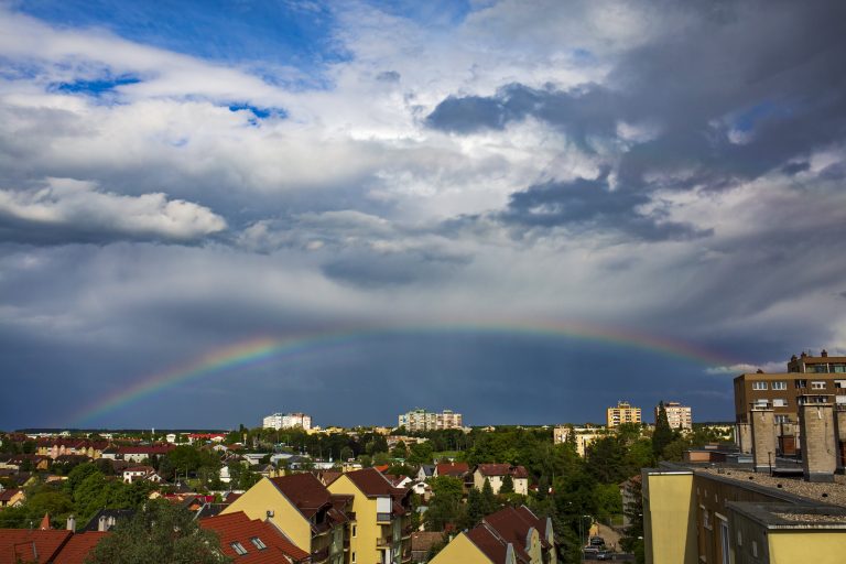 Szombati időjárás: több helyen lehetnek záporok, erős szelek