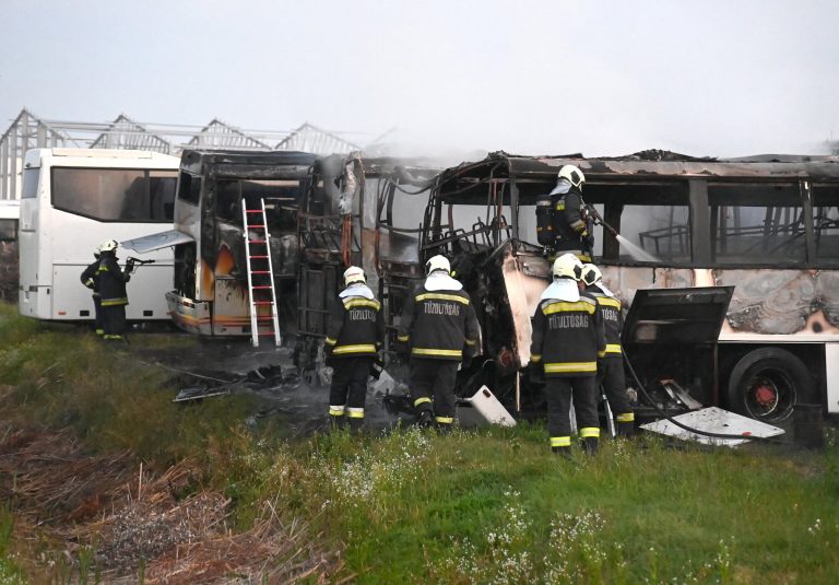 Képeken a totálisan kiégett buszok Dunavarsányból