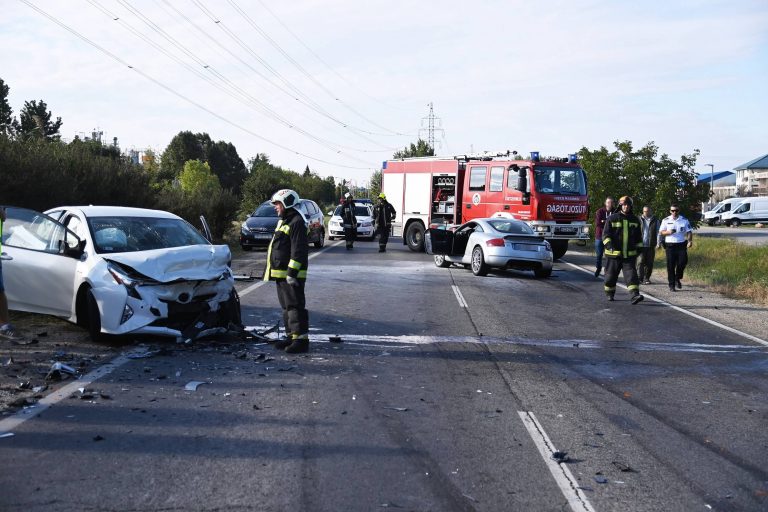 Helyszíni képek a Dunaharasztinál történt frontális balesetről, az egyik egy sportautó