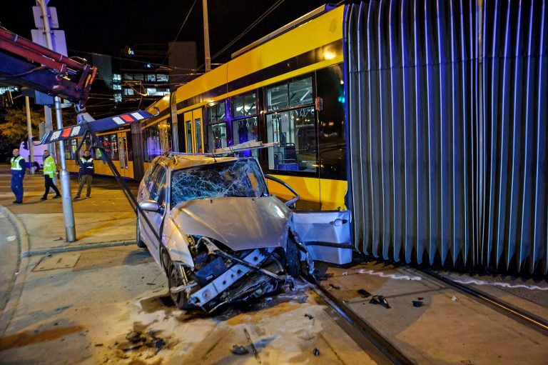 Helyszíni kép a villamosbalesetről a XI. kerületből: totálkárra tört az autó