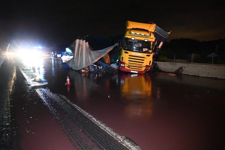 Helyszíni képek a „meggylé-balesetről” az M3-as autópályáról