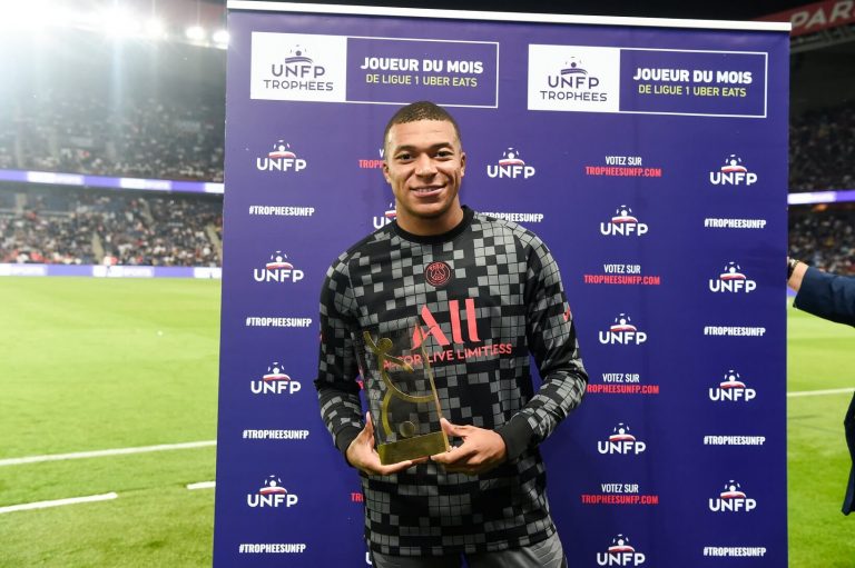 A kamerák elkapták a pillanatot, ahogy Mbappé Neymarra panaszkodik