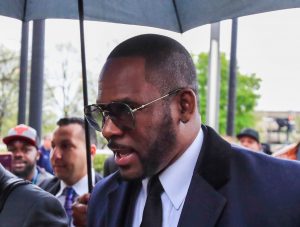 Bűnösnek találták R. Kelly-t a szexuális bűncselekményekkel kapcsolatos perében, örökre börtönbe kerülhet