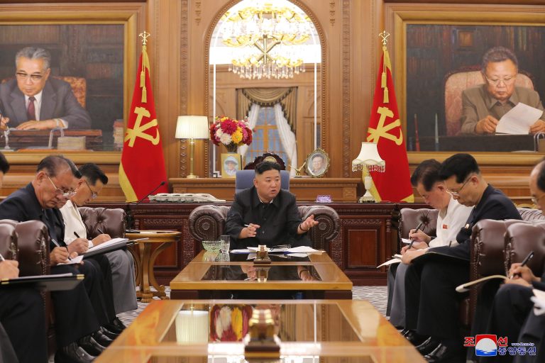 Több ország is kibújt az Észak-Korea elleni gazdasági szankciók alól