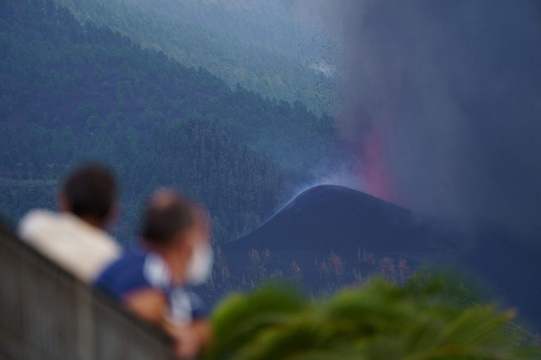 Egy magyar családot is evakuáltak a Kanári-szigeteken kitört vulkán miatt