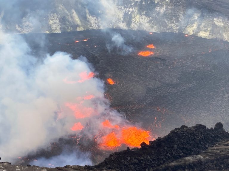 Kitört a hawaii Kilauea vulkán, riadót fújtak a környéken