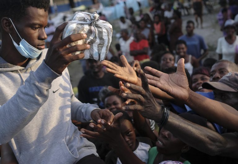 Több mint tízezer haiti menekült várakozik egy texasi híd alatt embertelen körülmények között