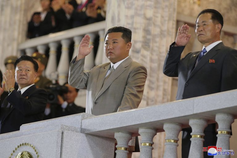 Észak-koreai katonai parádé: gázmaszkok, vegyvédelmi ruhák és egy karcsúbb Kim Dzsongun (videóval)