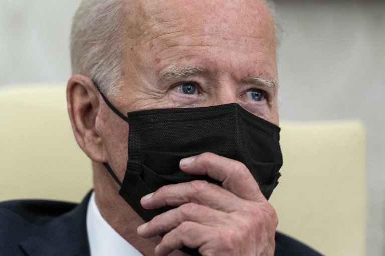 Joe Biden néhány perce kapta meg a koronavírus elleni védőoltás harmadik dózisát – videó