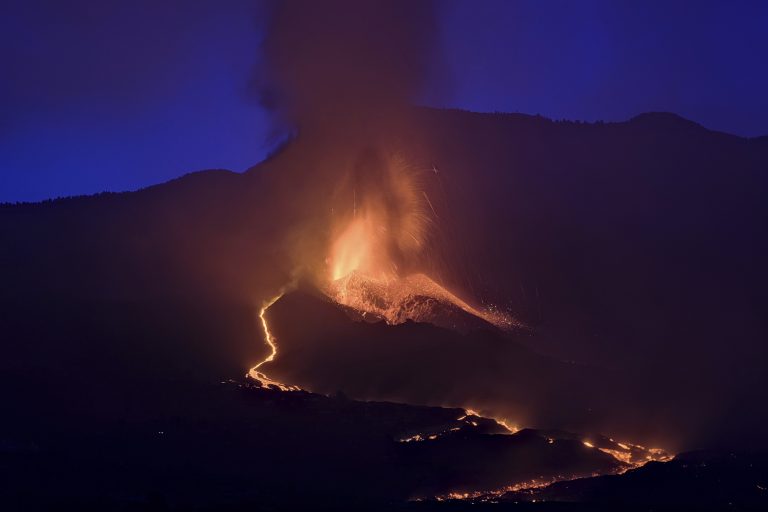 Felemésztett egy templomot a láva La Palma szigetén – videó