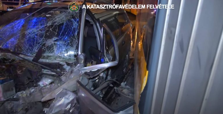 Videón a villamossal karambolozott totálkárosra tört autó Budapesten: tűzoltók mentették ki a sofőrt