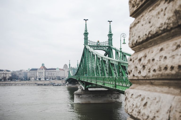 A Szabadság híd és a Váralagút tisztítása miatt forgalmi változásokra kell számítani a fővárosban