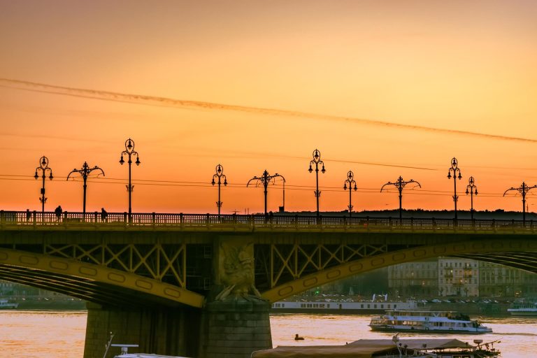 Két nagy budapesti hidat is tisztítani fognak a hétvégén