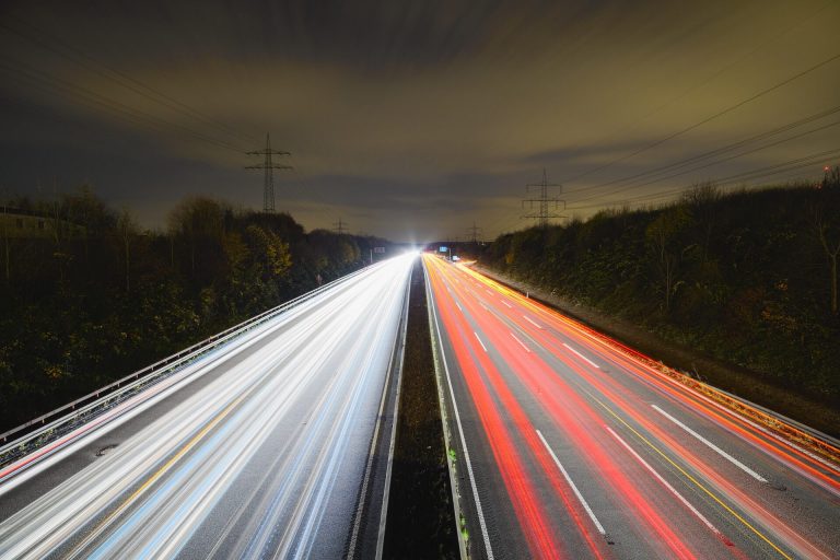 Kigyulladt egy autó az M1-esen, egy sávon halad a forgalom az érintett szakaszon