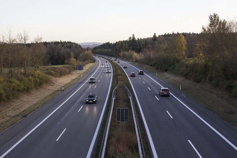 Három kamion csúszott egymásba az M1-esen, mentők a helyszínen