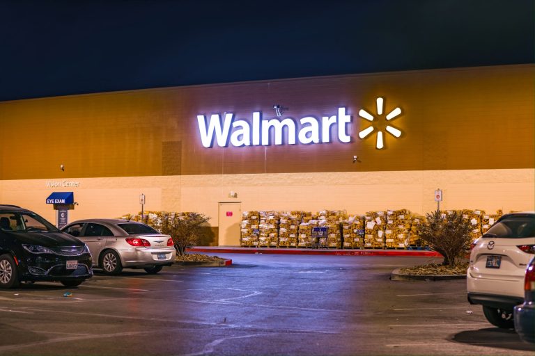 Elhitették, hogy a Walmart elfogad egy kriptovalutát, majd egekbe szökött az árfolyama