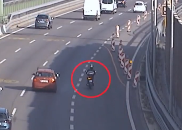 Videóra vették, ahogy összeütközik egy motoros és egy autós az M0-son