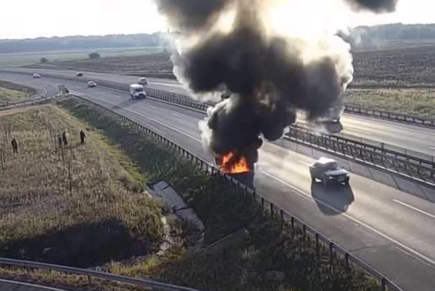 Videón egy lángoló terepjáró az M4-esen: percek alatt porrá égett