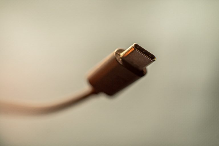 Kémprogrammal felszerelt miniszámítógépeket rejtettek USB kábelekbe