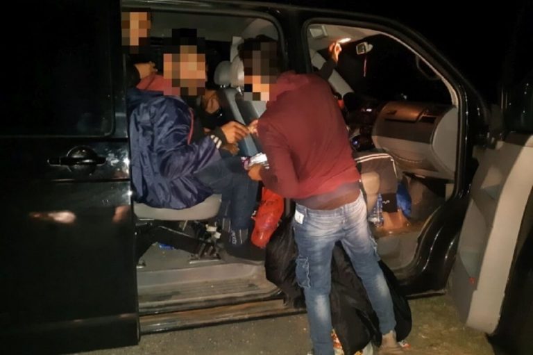 Közel 20 illegális bevándorlót tömtek egy kisbuszba, a sofőr elmenekült
