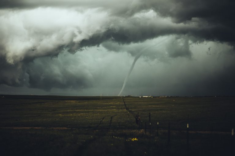 Tornádó csapott le egy német kikötőre, az emberek szó szerint kirepültek a csónakokból