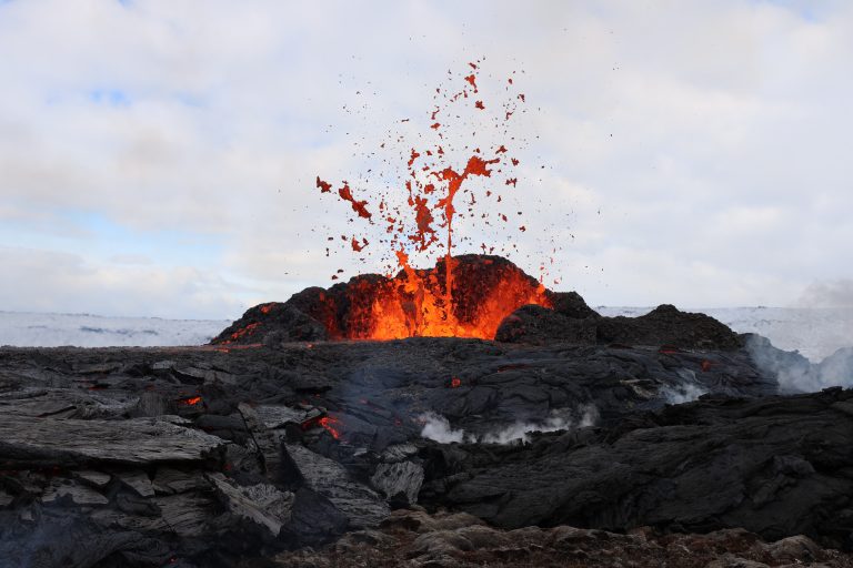 Sűrűn lakott területeken pusztít a láva La Palma szigetén – videó