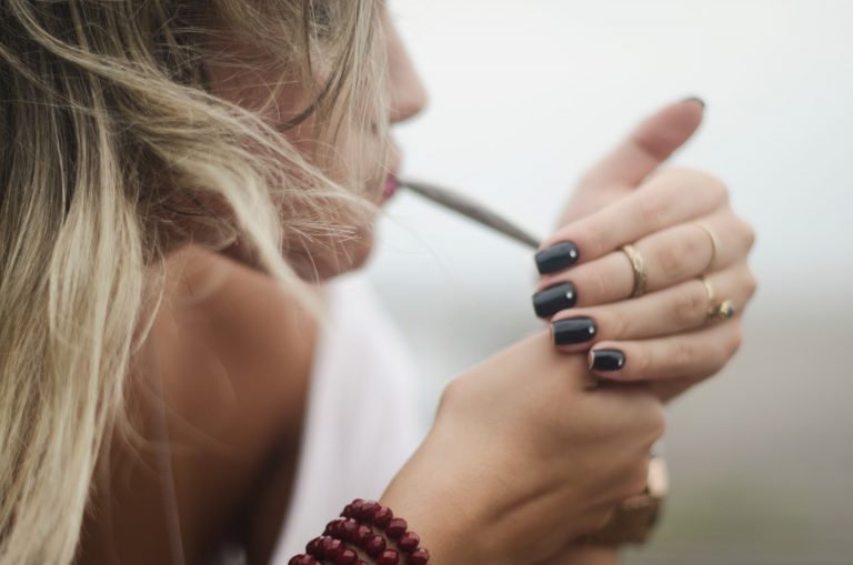 Őrült ámokfutásba kezdett egy férfi és egy nő, mert nem kaptak cigarettát