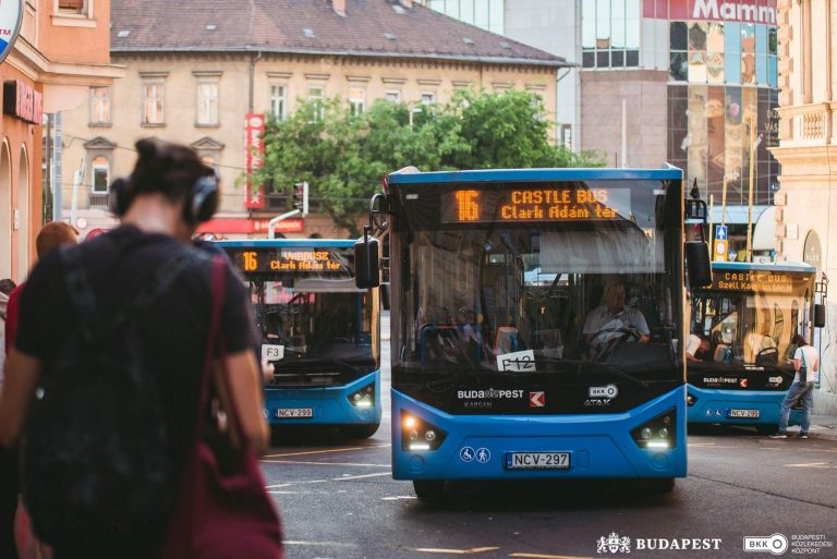 Lángra kapott egy busz Zuglóban a Bosnyák téren