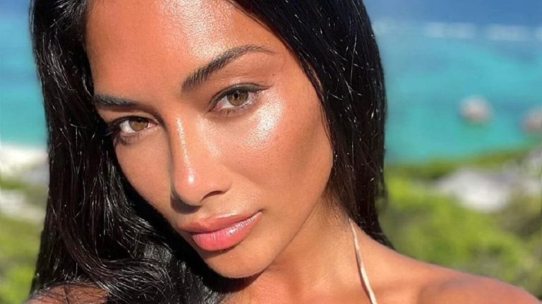 Nicole Scherzinger bikiniben akrobatikázik,teljesen lefagytunk