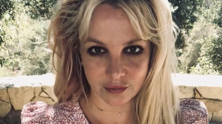 Britney Spears a harisnyáját húzogatva táncol a kamera előtt (videó)