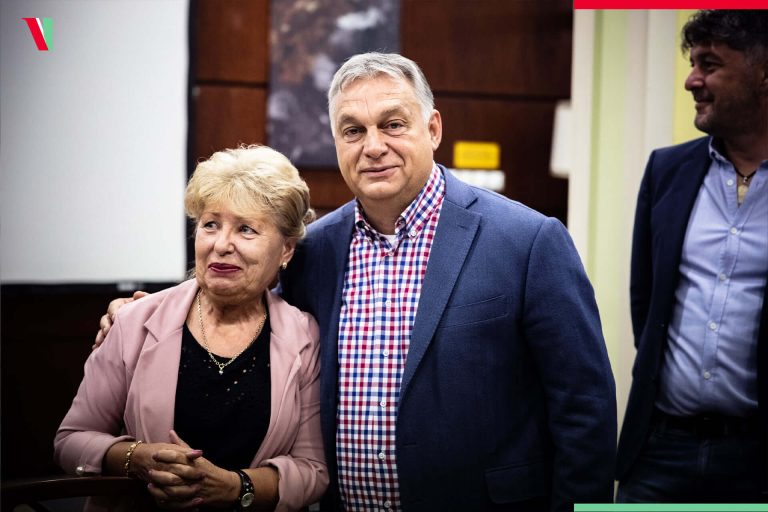 Videón, ahogy Orbán Viktor személyesen vitte a jó hírt az egyik nyugdíjashoz