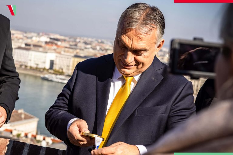 Videón, ahogy Orbán Viktor megkapja a harmadik oltását