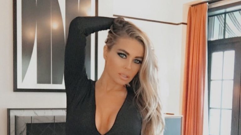 Carmen Electra intim testrészeit csak egy pizza és két paradicsomszelet takarja