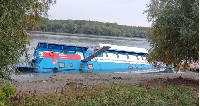 A román munkaügyi miniszter felavatott egy állóhajót, ami pár nap múlva elsüllyedt