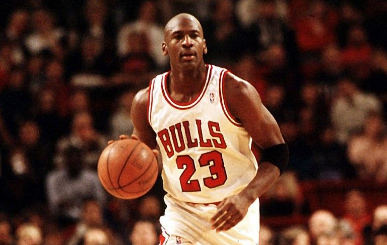 Majdnem félmilliárd forintért kelt el Michael Jordan egyik cipője