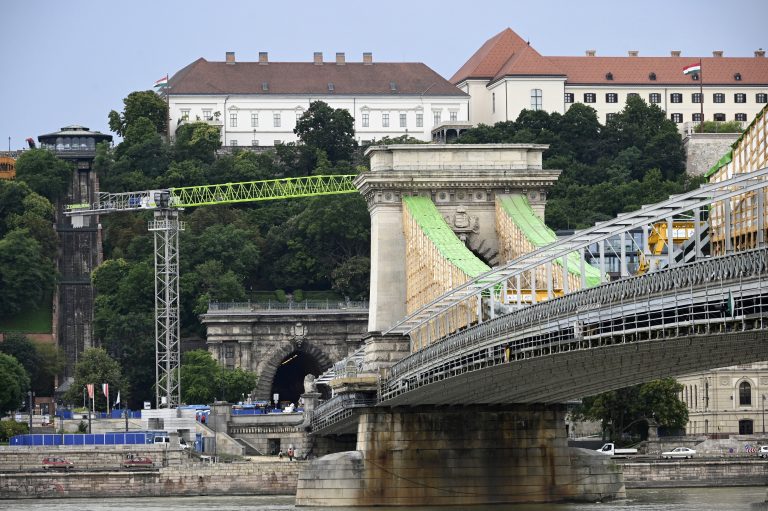 Nem is várhatott volna a Lánchíd felújítása, olyannyira elöregedett – fotók a felújításról