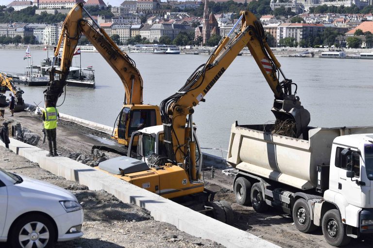 Decemberre végezhetnek a pesti alsó rakpart felújításával