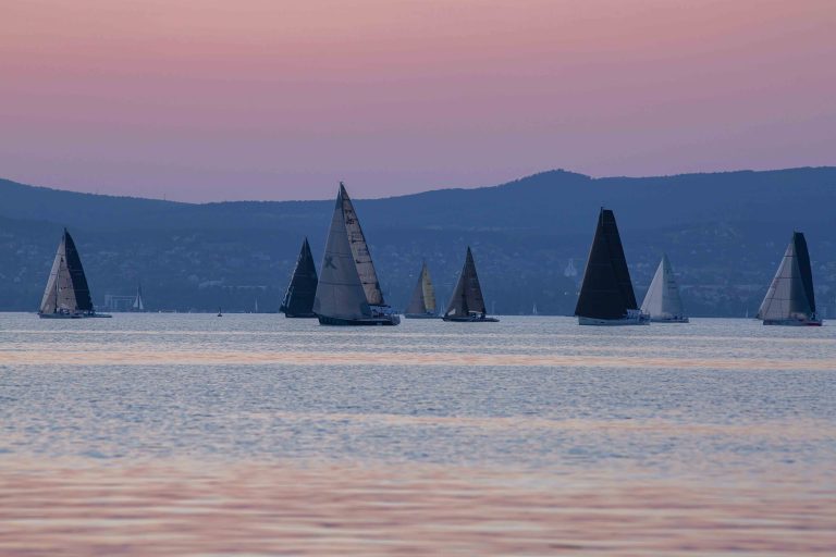 Mindenki vitorlázni akar a Balatonon, egyre hosszabbak a várólisták