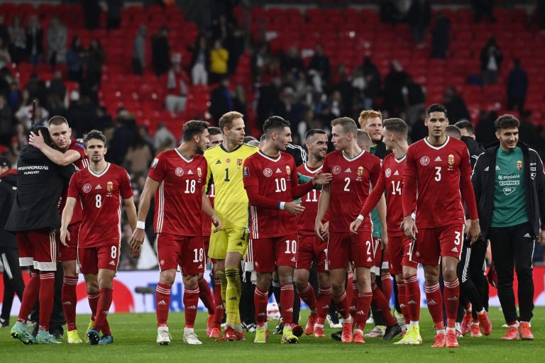 Szijjártó Péter megmutatta, hogyan szólt a magyar himnusz a Wembley-ben