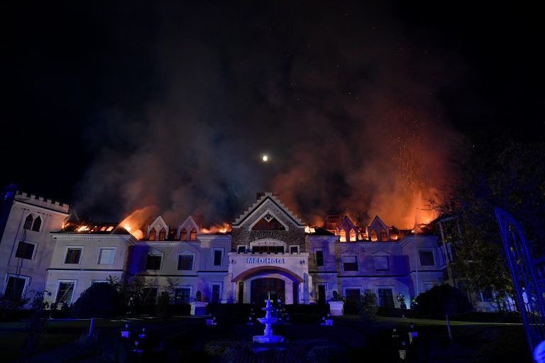 Helyszíni képek a lángokban álló Borostyán Med Hotelről
