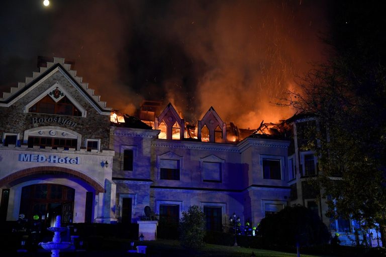 Lángokban áll a Borostyán Med Hotel