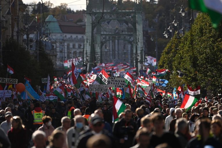 Megérkezett a Békemenet az állami ünnepség helyszínére, Orbán Viktor beszédet mondott