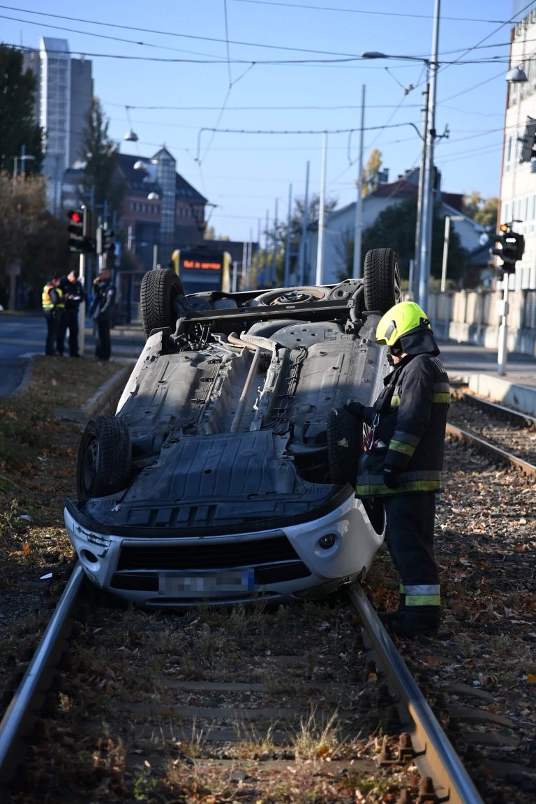 Csúnya baleset Kőbányán, tetejére borult egy autó (képek)