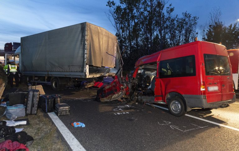 Felkavaró képek az M1-esen történt ötös tragédia helyszínéről