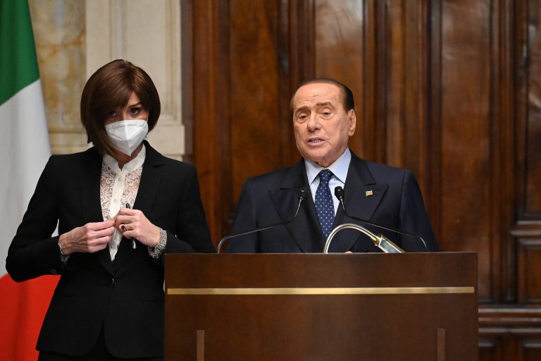 Vádat emeltek Silvio Berlusconi ellen