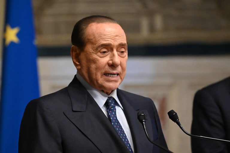 Egy nappal a vádemelés után felmentették a korrupció vádja alól Silvio Berlusconit